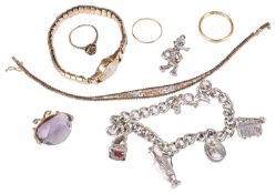 A small quantity of gold and silver jewellery (qty)