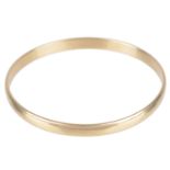 A Continental 18K plain polished gold bangle