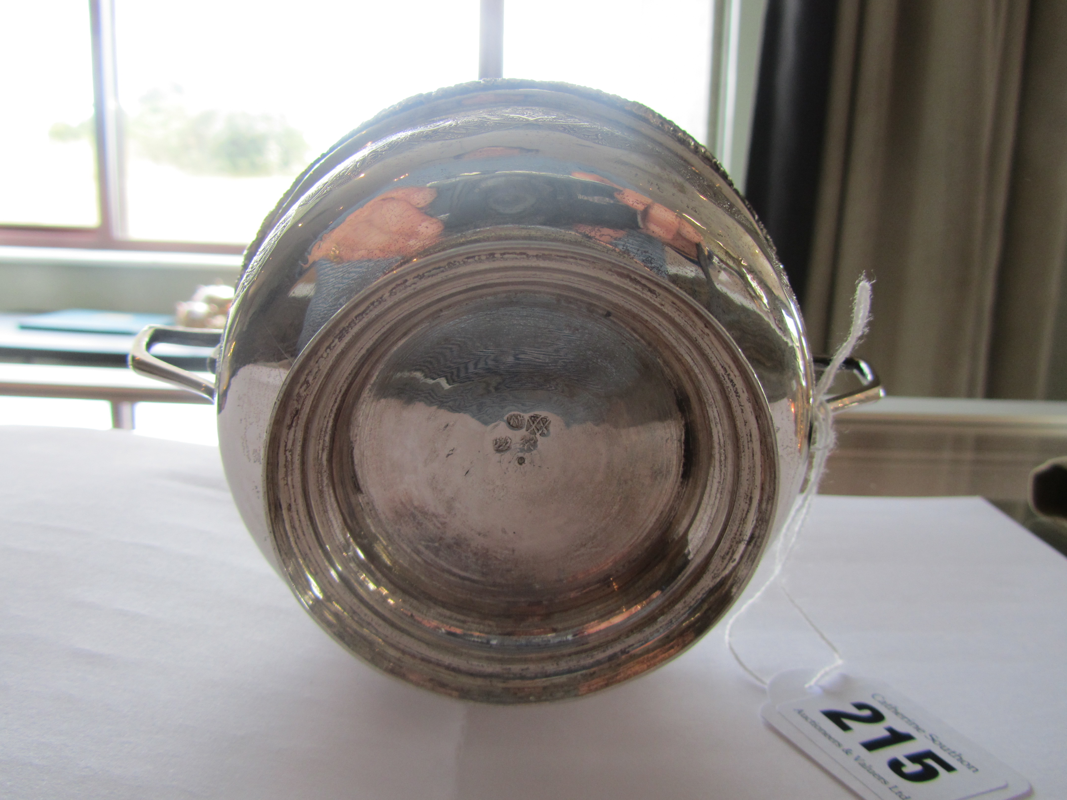 A Persian silver twin handled bowl with lid, early 20th c. - Bild 5 aus 6