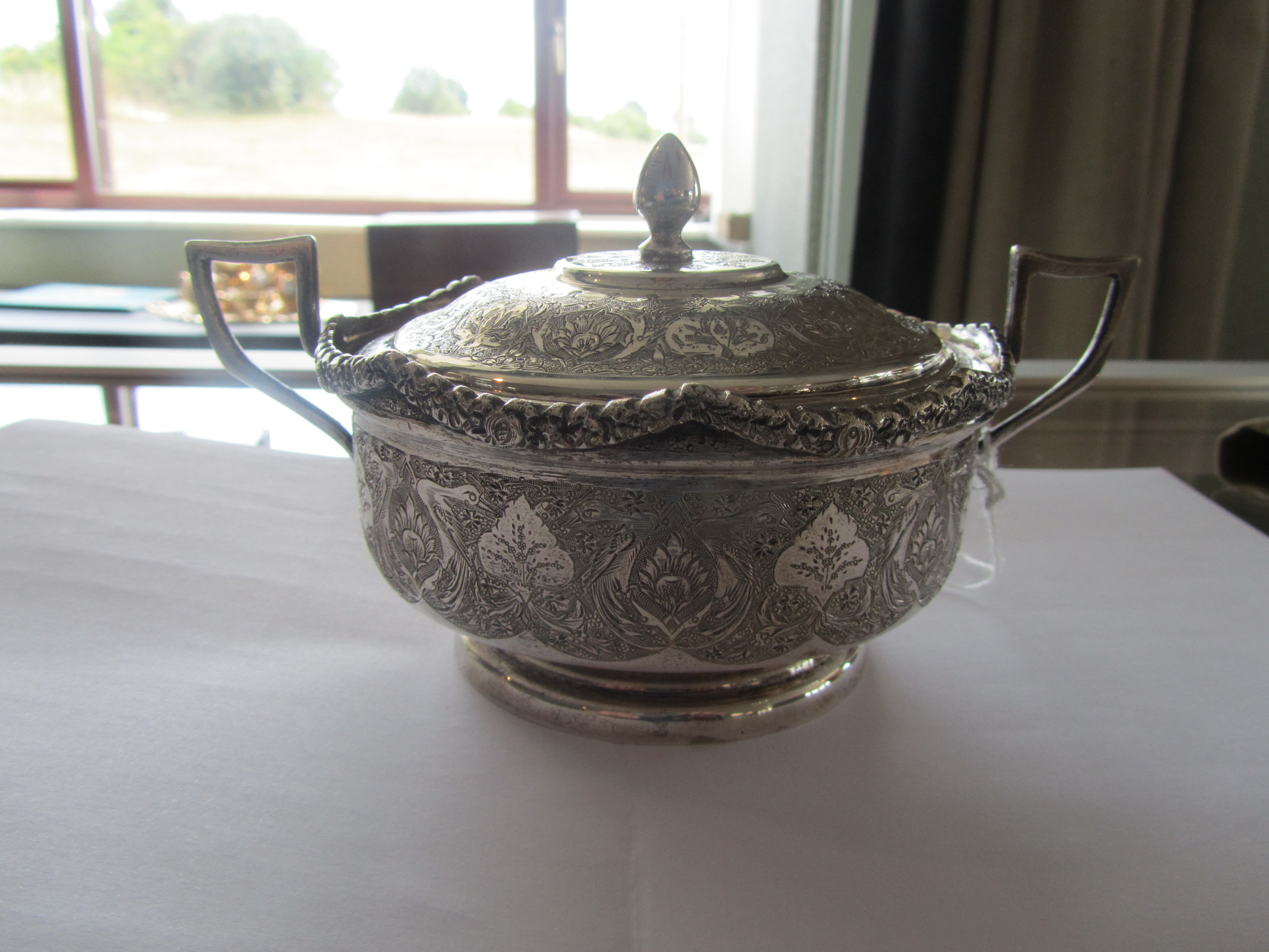 A Persian silver twin handled bowl with lid, early 20th c. - Bild 4 aus 6