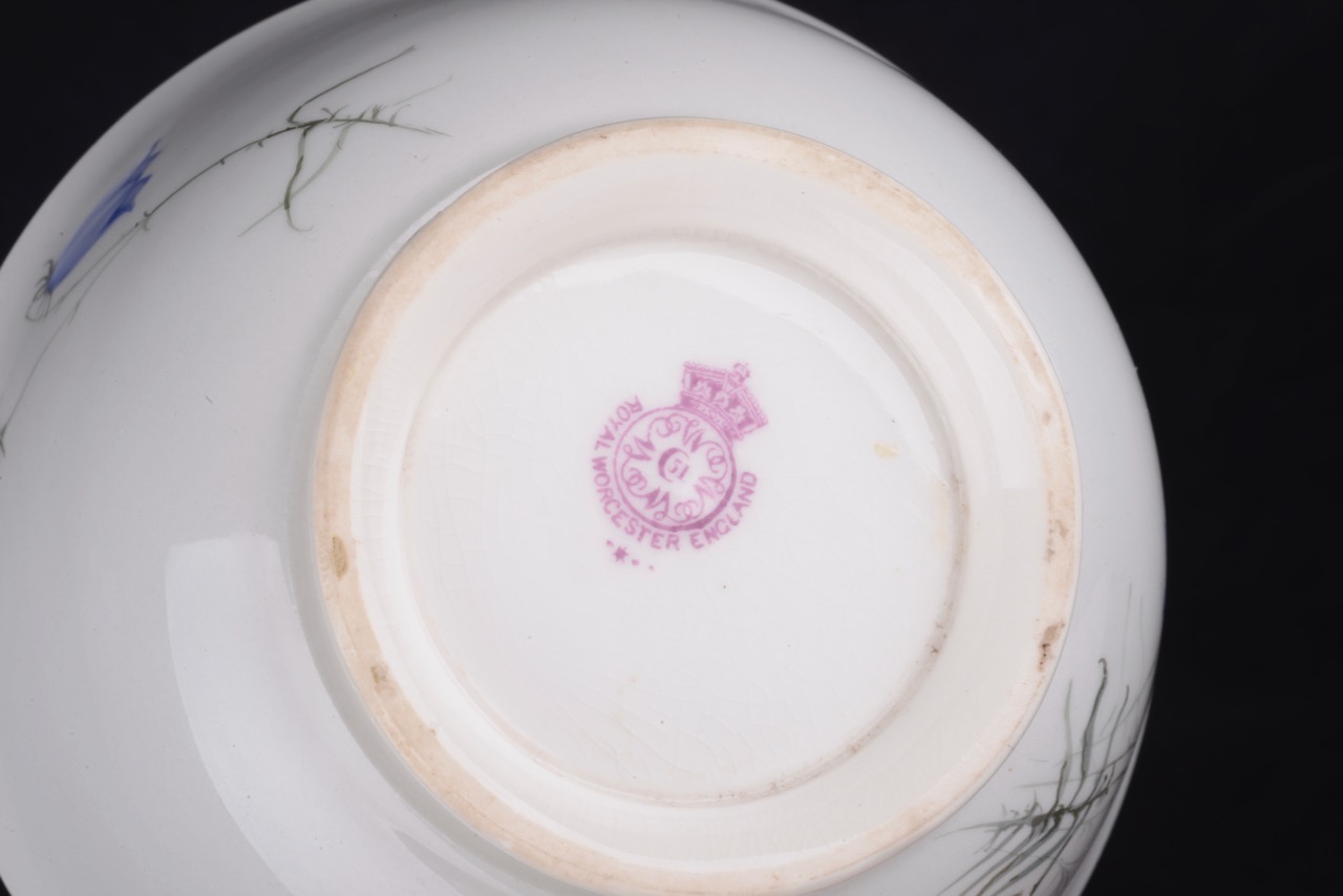 A delightful Royal Worcester porcelain bowl, circa 1919 - Image 3 of 3