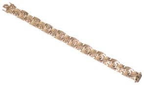 An attractive Continental 14K gold 'daisy' design bracelet