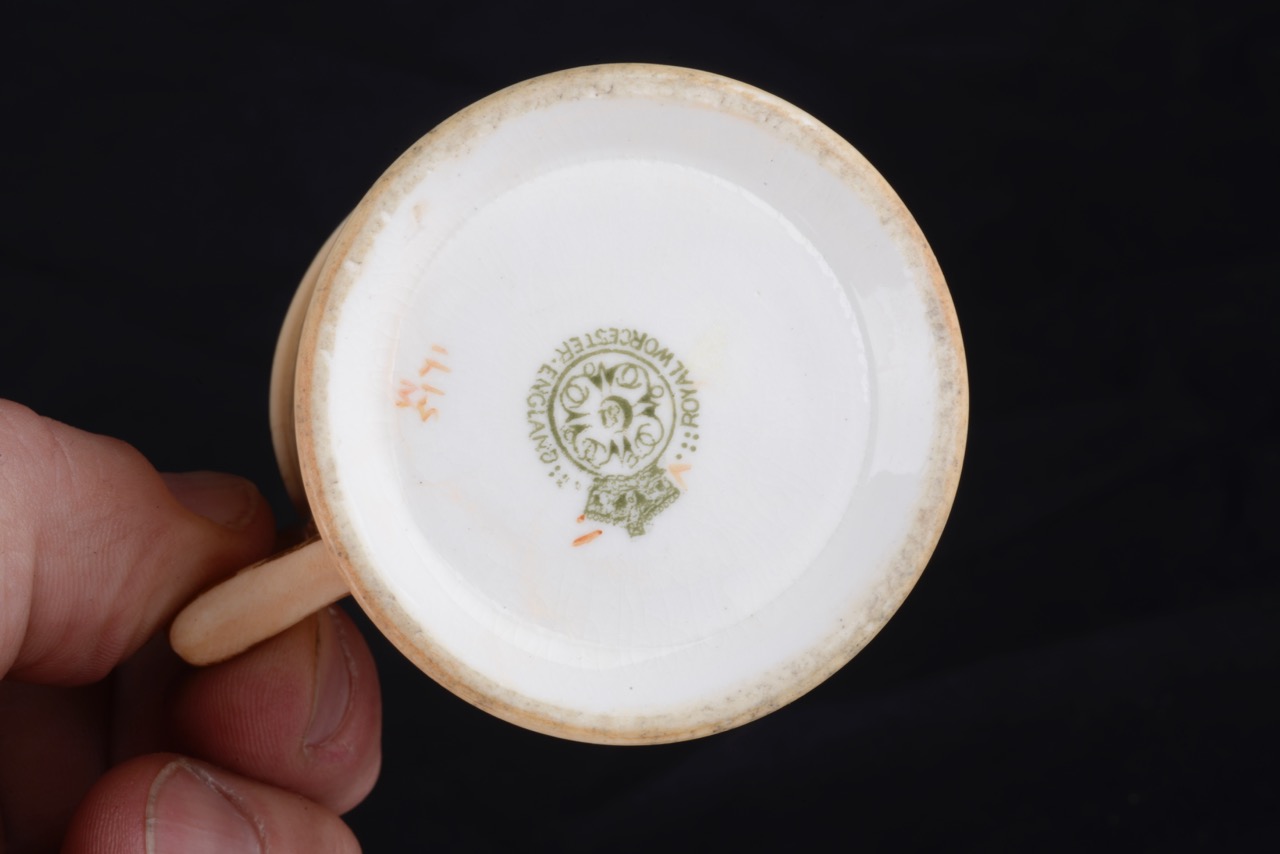 A Royal Worcester miniature pot and cover, 1910(4) - Image 5 of 6