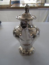 An Edwardian silver water jug, hallmarked London 1906 - Image 3 of 6