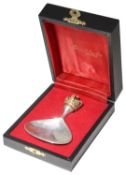 Stuart Leslie Devlin silver "Queen Elizabeth II Silver Jubilee" caddy spoon, hallmarked London 1977