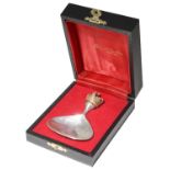 Stuart Leslie Devlin silver "Queen Elizabeth II Silver Jubilee" caddy spoon, hallmarked London 1977