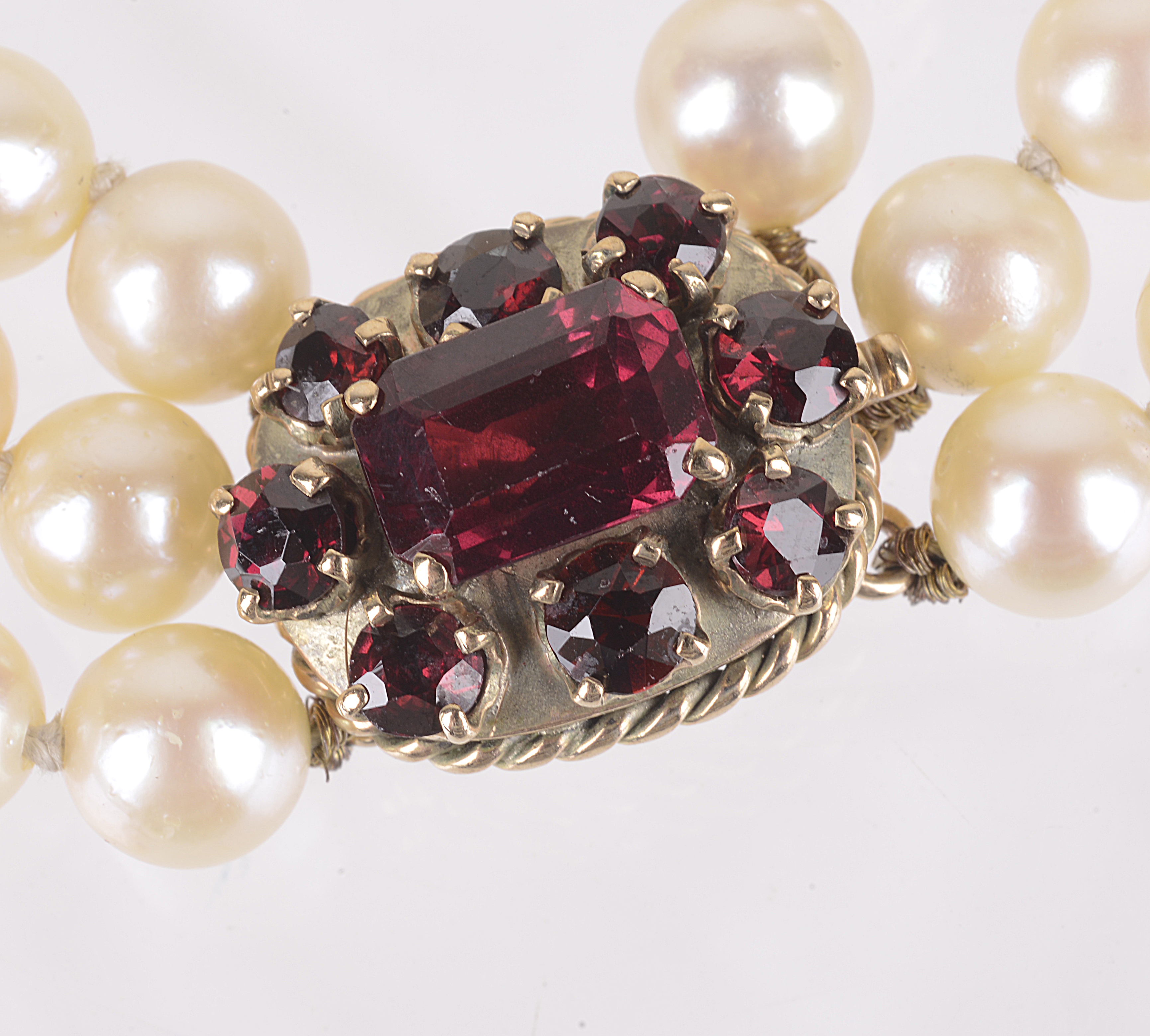 A three row cultured pearl bracelet with garnet set clasp - Image 2 of 3