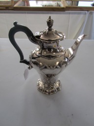An Edwardian silver water jug, hallmarked London 1906 - Image 2 of 6
