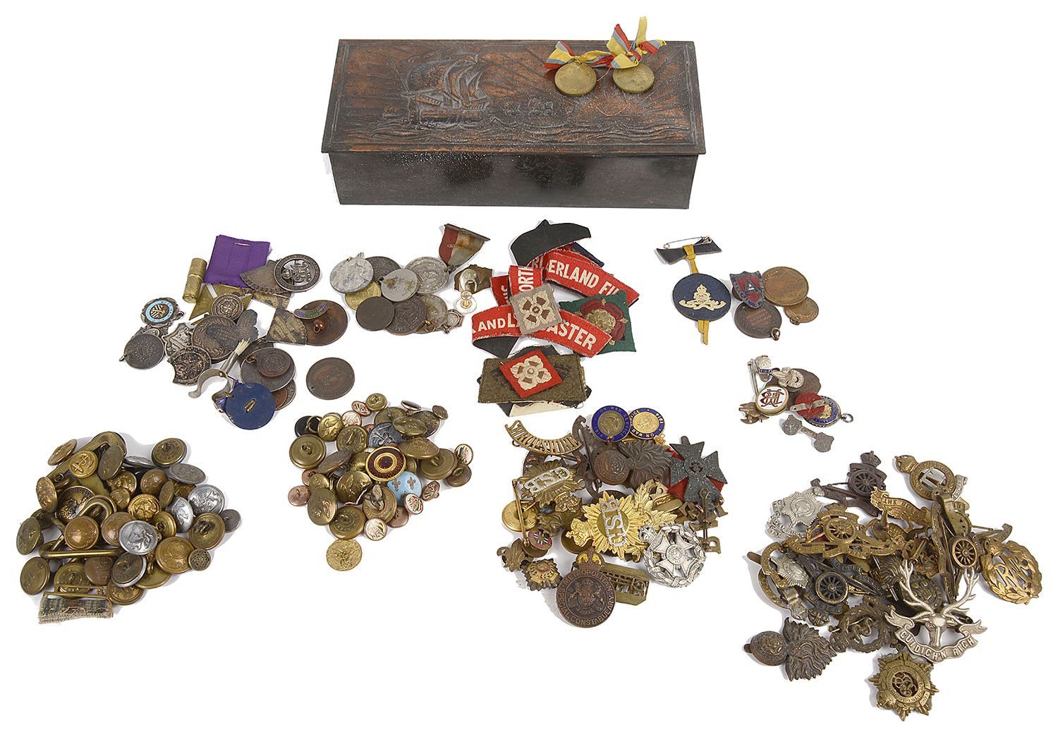 Collection of WW1 and later cap badges and related items (qty)