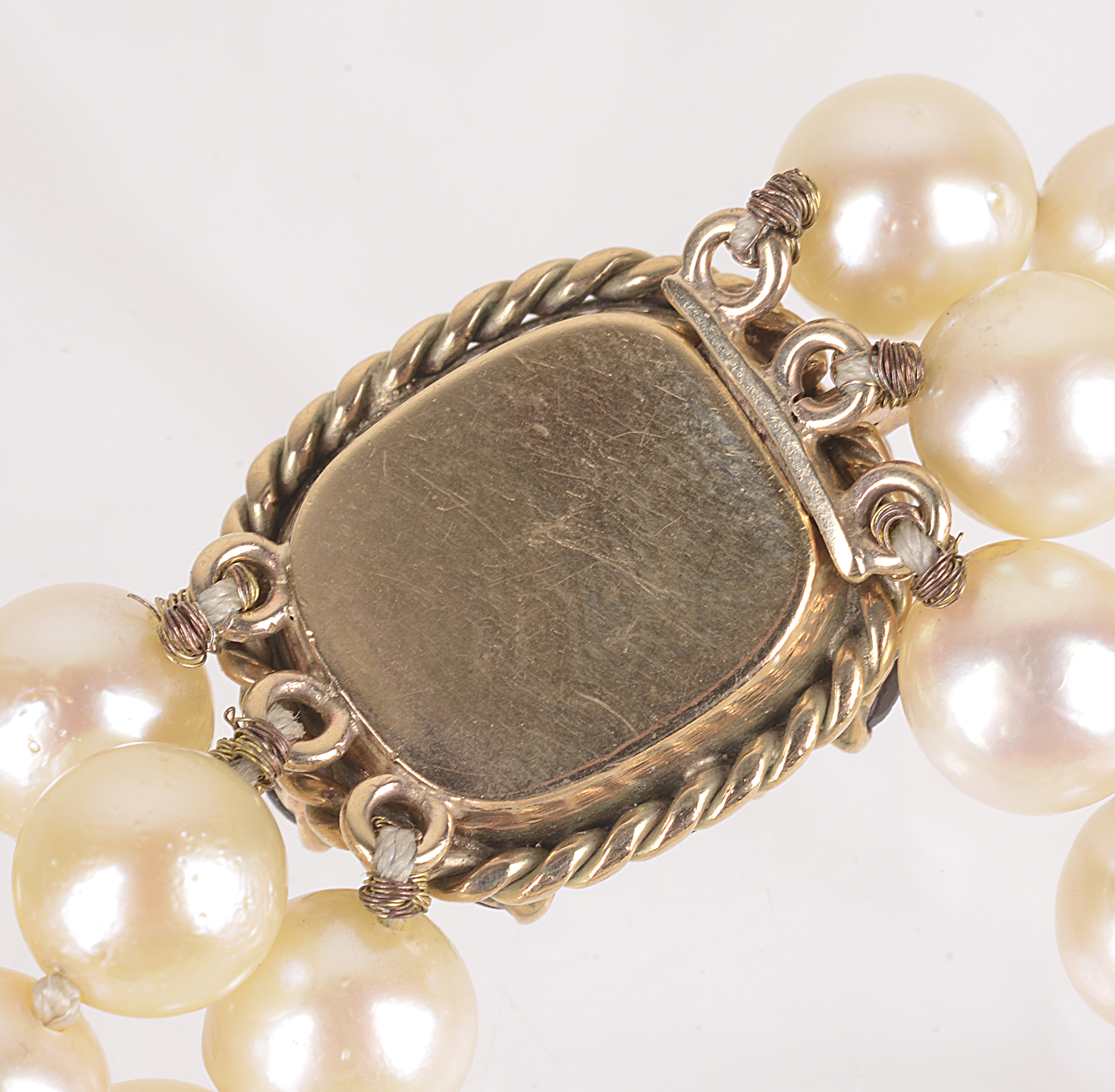 A three row cultured pearl bracelet with garnet set clasp - Image 3 of 3