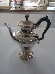 An Edwardian silver water jug, hallmarked London 1906 - Image 4 of 6