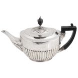 An Edwardian silver teapot, hallmarked London 1908