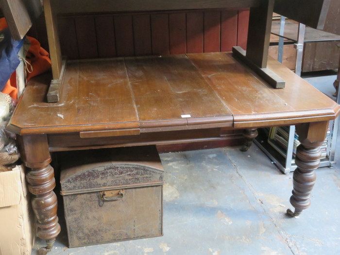 VICTORIAN MAHOGANY WIND OUT DINING TABLE WITH TWO SMALL LEAVES