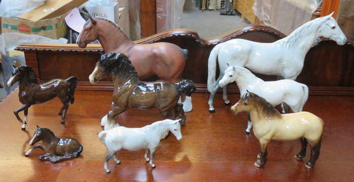 COLLECTION OF EIGHT VARIOUS BESWICK GLAZED AND UNGLAZED CERAMIC HORSES (SOME AT FAULT)