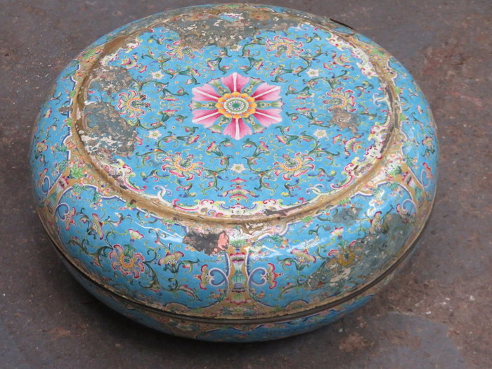 GOOD QUALITY ORIENTAL CLOISONNE CIRCULAR STORAGE POT WITH COVER,