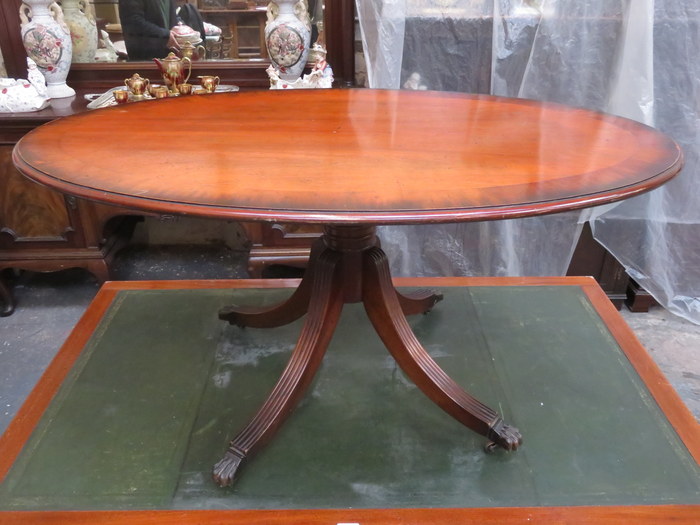 REPRODUCTION MAHOGANY OVAL COFFEE TABLE ON QUADRAFOIL SUPPORTS