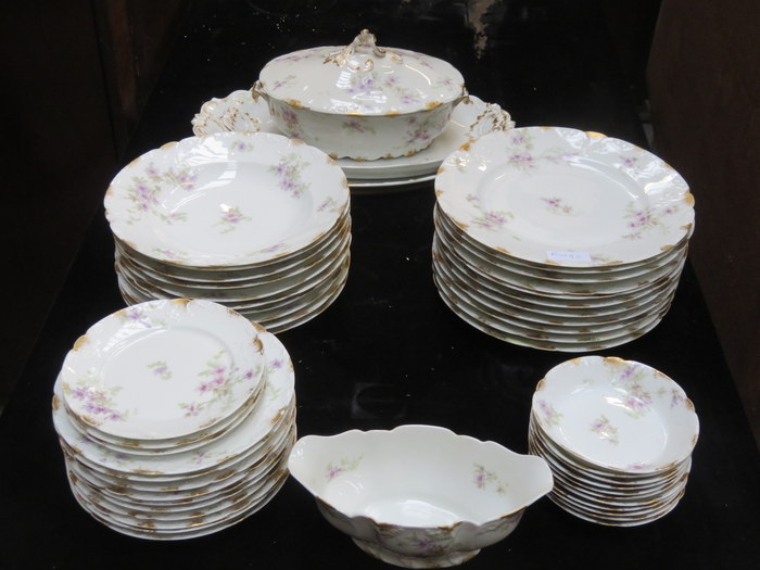 PARCEL OF C H FIELD HAVILAND LIMOGES DINNERWARE