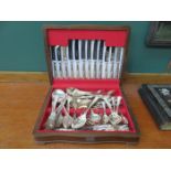 OAK CASED CANTEEN OF MIXED KING'S/QUEEN'S PATTERN SILVER PLATED CUTLERY