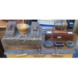 MIXED LOT OF VARIOUS TREEN INCLUDING STORAGE BOXES, CARVINGS, SNUFF BOX, ETC.