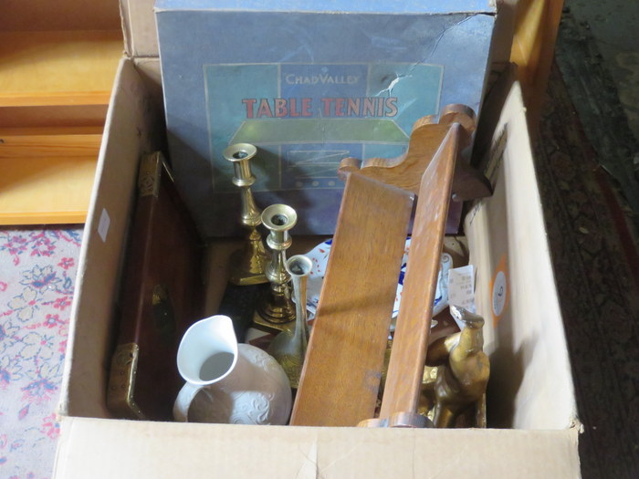 BOX OF SUNDRIES INCLUDING GILDED WALL MOUNT, BRASS,