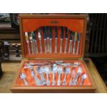 CASED CANTEEN OF KINGS/QUEENS PATTERN SILVER PLATED CUTLERY