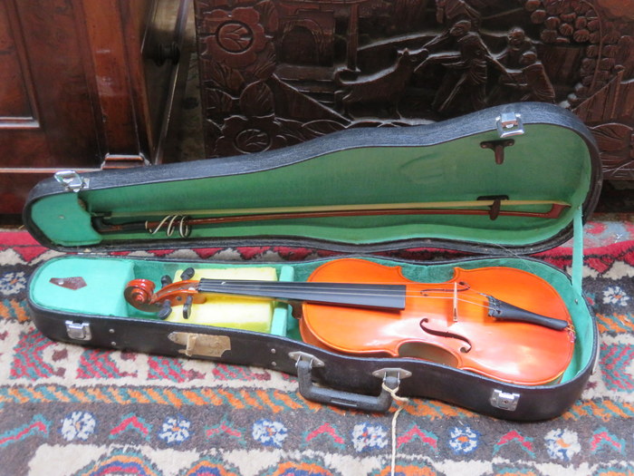 CASED SKYLARK BRAND VIOLIN WITH BOW