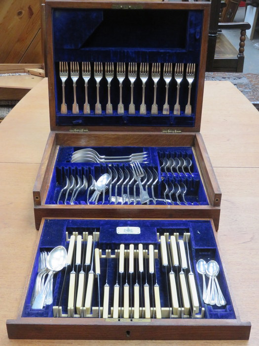 OAK CASED PART CANTEEN OF SILVER PLATED CUTLERY