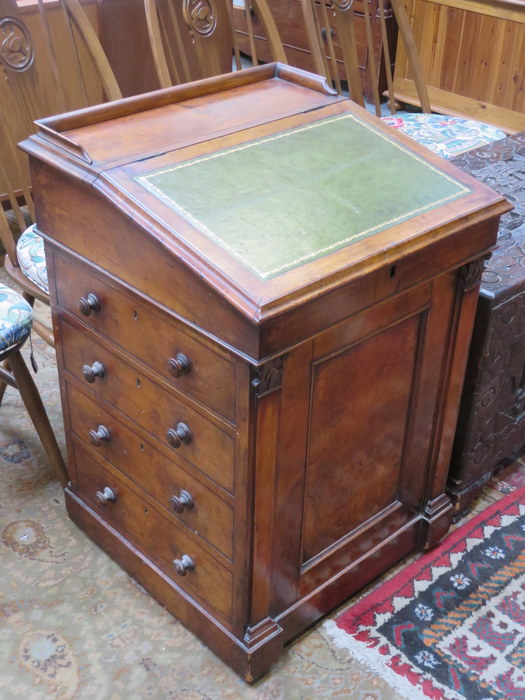 WALNUT DAVENPORT WRITING DESK FITTED WITH DRAWERS TO SIDE,