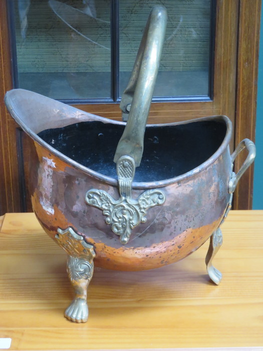 COPPER COAL SCUTTLE WITH BRASS SWING OVER HANDLE AND RAISED CLAW SUPPORTS