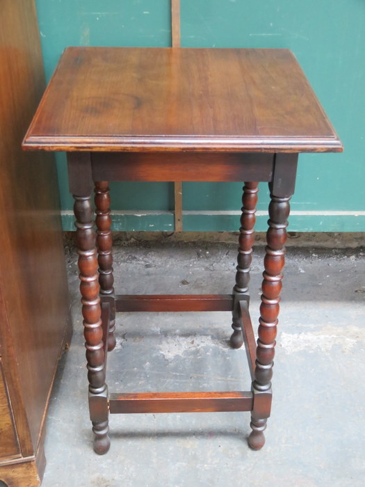 SMALL SQUARE TOPPED MAHOGANY OCCASIONAL TABLE