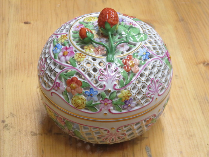 HEREND HANDPAINTED AND GILDED PIERCEWORK DECORATED POT POURRI POT WITH COVER