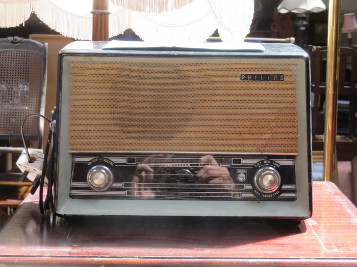 VINTAGE PHILIPS RADIO