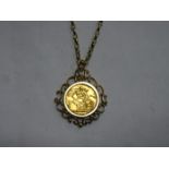 1915 GOLD FULL SOVEREIGN IN PENDANT SETTING ON 9ct GOLD CHAIN