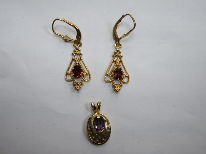 PAIR OF 9ct GOLD EARRINGS, 9ct GOLD PENDANT, ETC.