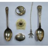 MIXED LOT INCLUDING ART NOUVEAU SILVER BROOCH, OVAL PILL BOX, ARTICULATED PENDANT AND SILVER SPOONS,