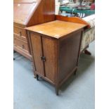 SMALL OAK TWO DOOR SIDE CABINET