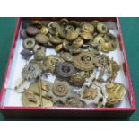 PARCEL OF VARIOUS MILITARY CAP BADGES AND BUTTONS, ETC.