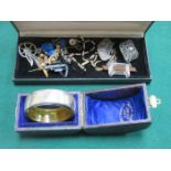 MIXED LOT OF VARIOUS COSTUME JEWELLERY INCLUDING BANGLE, ETC.