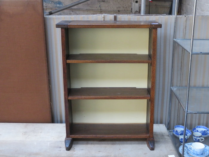 SMALL SET OF OAK OPEN BOOKSHELVES