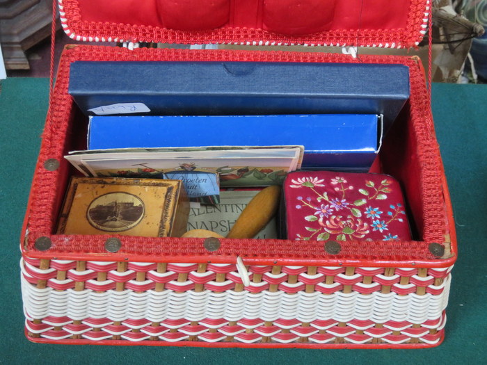 SUNDRY LOT INCLUDING COSTUME JEWELLERY, COINAGE AND MAUCHLIN WARE BOX, ETC.