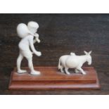 PRE-WAR 1930s INDIAN IVORY FIGURE GROUP DEPICTING A DOBI WALLER