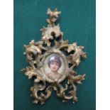 ORNATE GILT FRAME CONTAINING OVAL FIRENZE PANEL