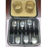 PAIR OF SILVER NAPKIN RINGS AND CASED SET OF SILVER TEASPOONS