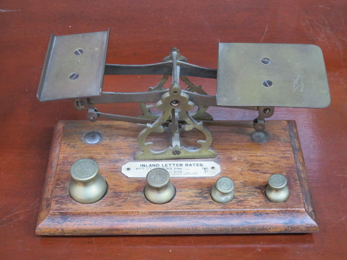 SMALL BRASS VINTAGE POSTAGE SCALES ON STAND WITH WEIGHTS