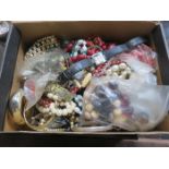 BOX CONTAINING VARIOUS COSTUME JEWELLERY