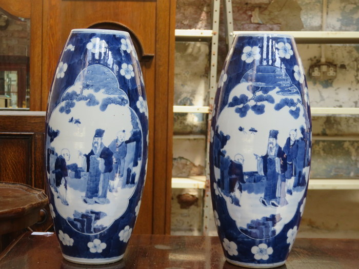 PAIR OF 19TH CENTURY PRUNUS PATTERN VASES DECORATED WITH ORIENTAL SCENES,