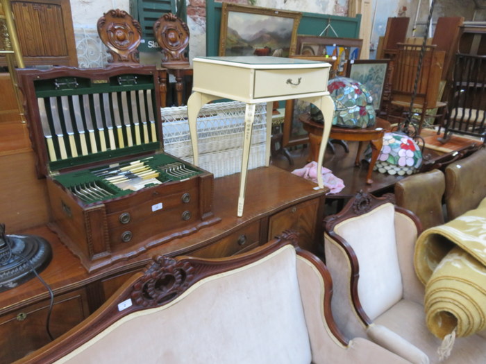 REPRODUCTION EXTENDING DINING TABLE WITH FIVE CHAIRS AND SIDEBOARD