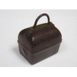 VICTORIAN NOVELTY TRAVELLING BROWN LEATHER INKWELL IN THE FORM OF A GLADSTONE BAG WITH BRASS CASED