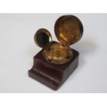 EDWARDIAN LEATHER MOUNTED TRAVELLING INKWELL WITH PEN AND RACK