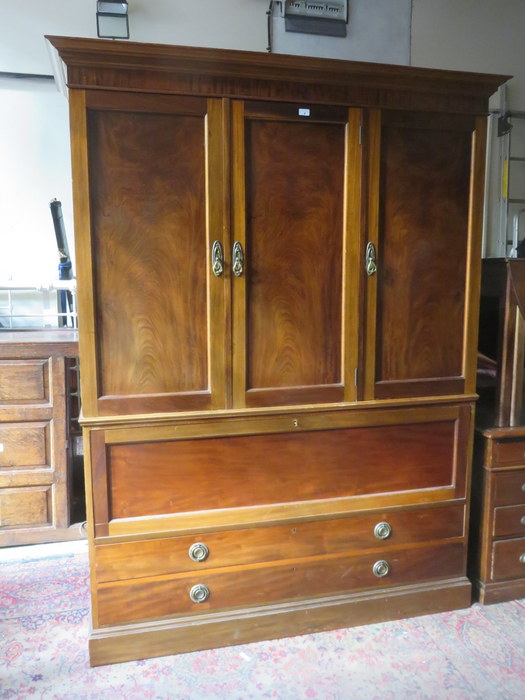 VICTORIAN MAHOGANY THREE DOOR WARDROBE FITTED WITH DRAWERS BELOW